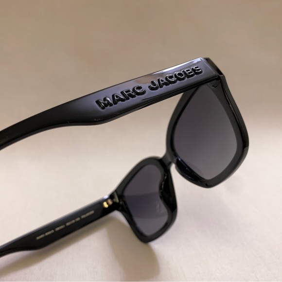 MARC JACOBS Embossed Logo Square Sunglasses — Glossy Black & Grey Gradient Lens - Picture 4 of 17